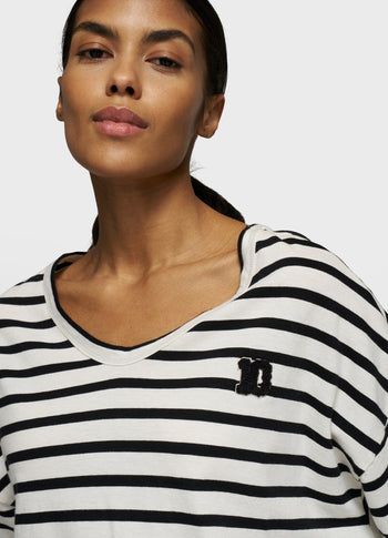 boxy v-neck tee | ecru/black