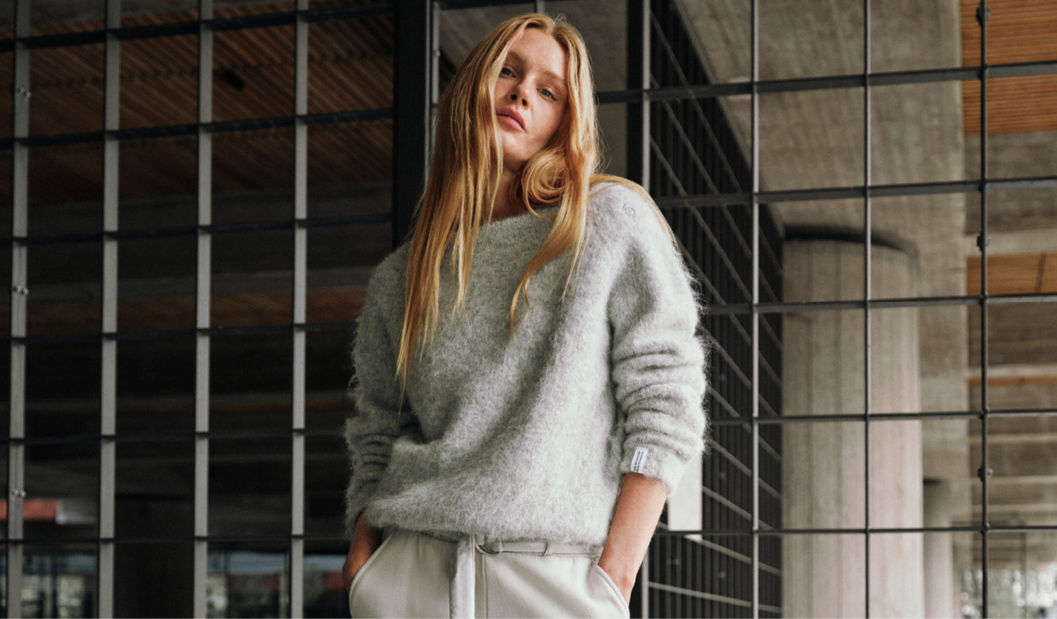 Entdecken Sie den zeitlosen weichen Strickpullover in Hellgrau-Melange für Damen.