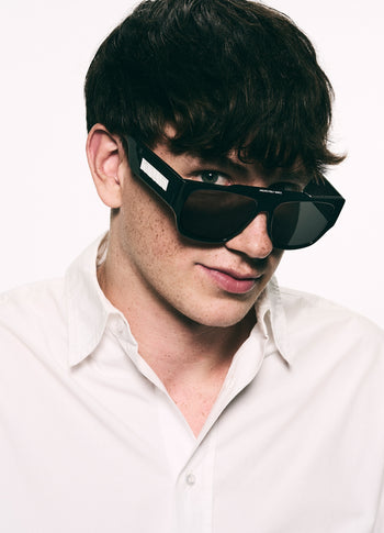 the iconic sunglasses | black