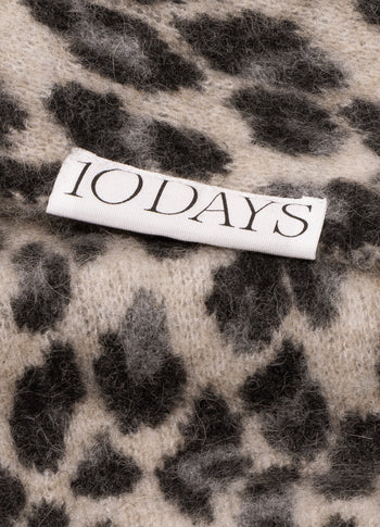 knit scarf leopard | soft white melee