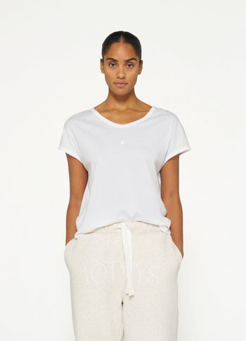 THE V-NECK TEE | white
