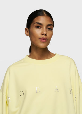 oversized sweater logo | pastel yellow