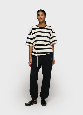 tee gathering stripes | ecru/black