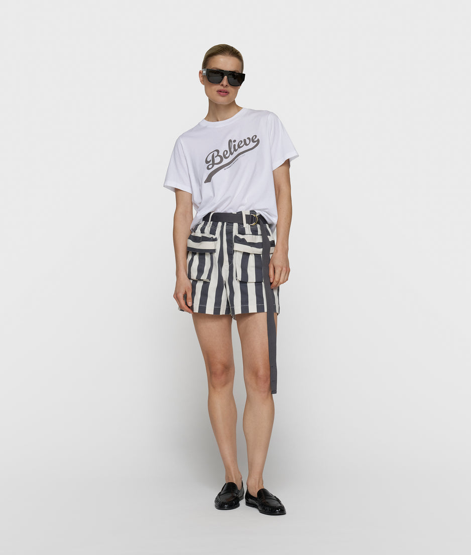 petite tee believe | white