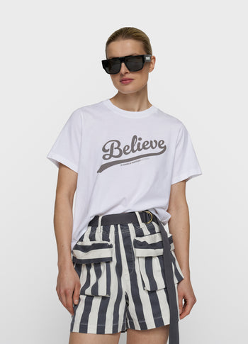 petite tee believe | white