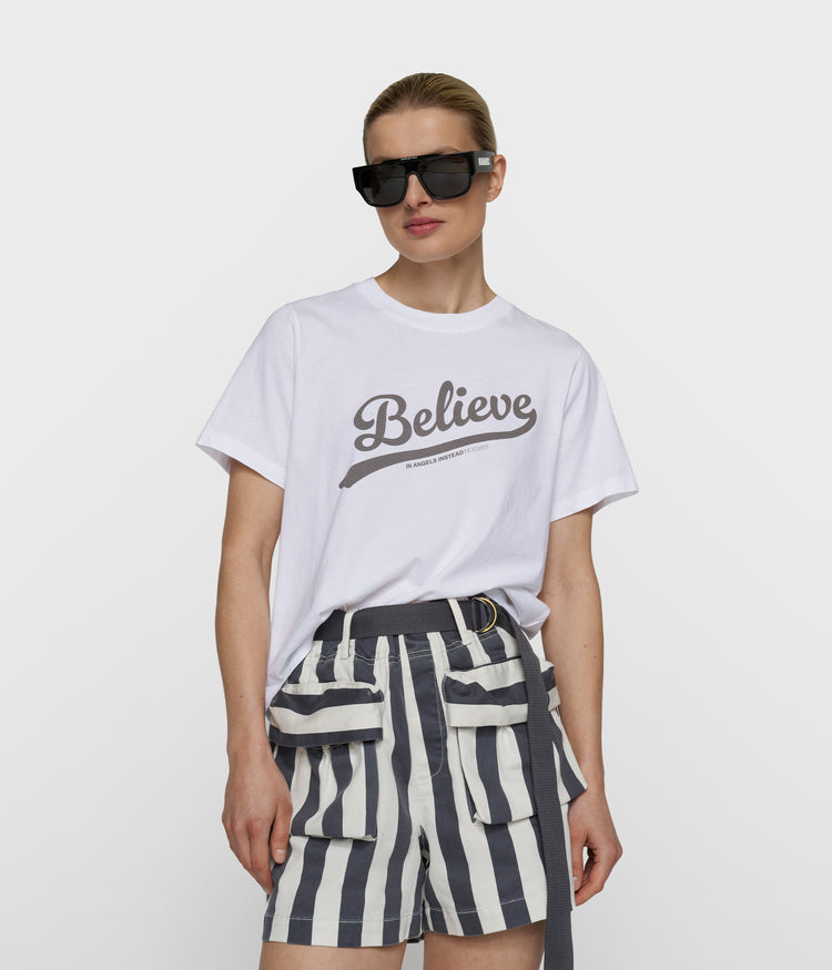 petite tee believe | white