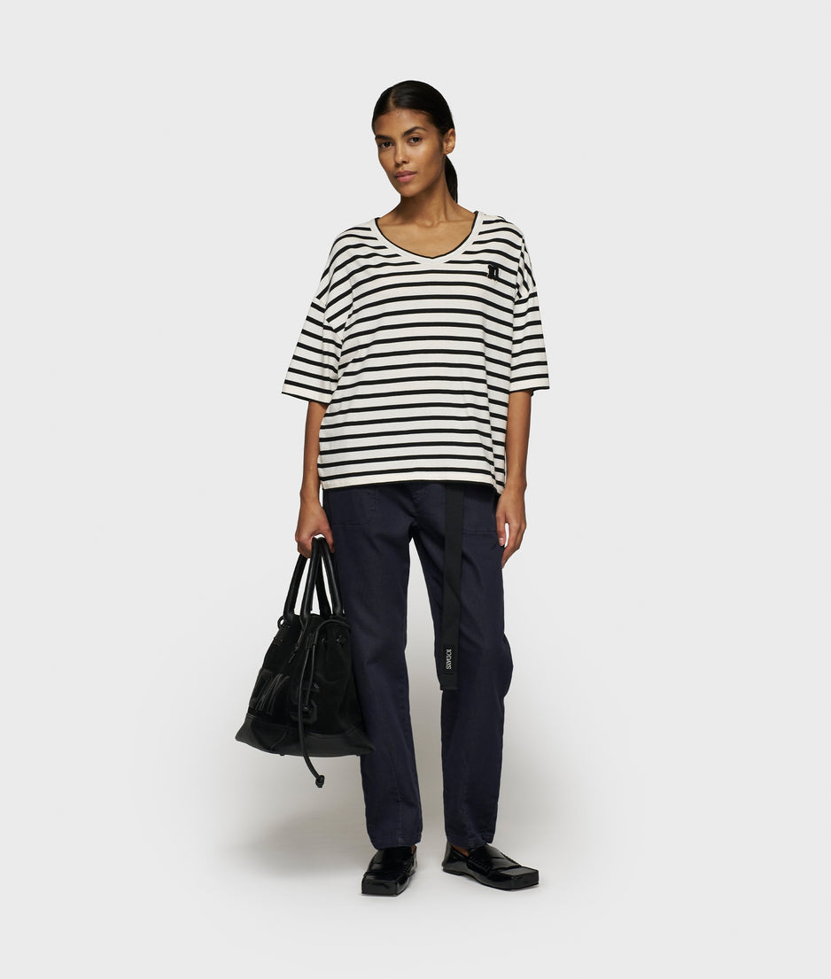 boxy v-neck tee | ecru/black