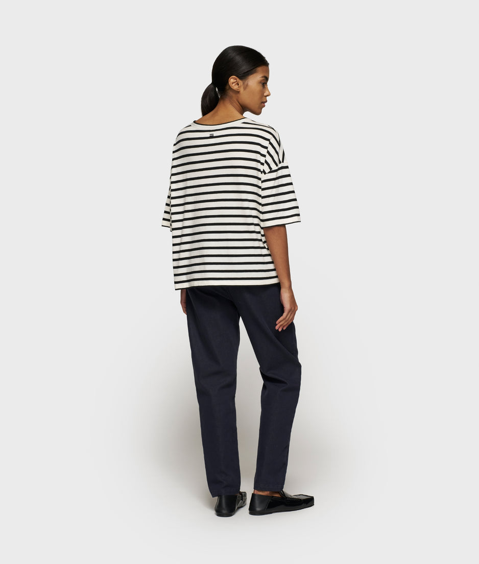 boxy v-neck tee | ecru/black