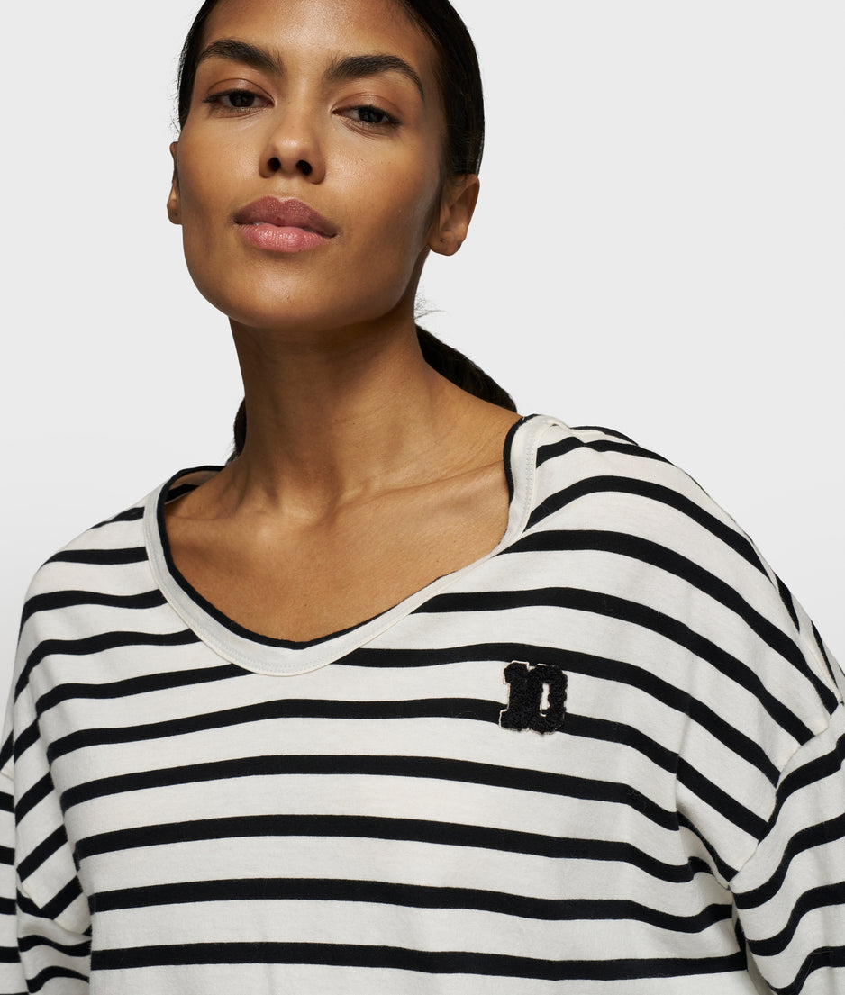 boxy v-neck tee | ecru/black