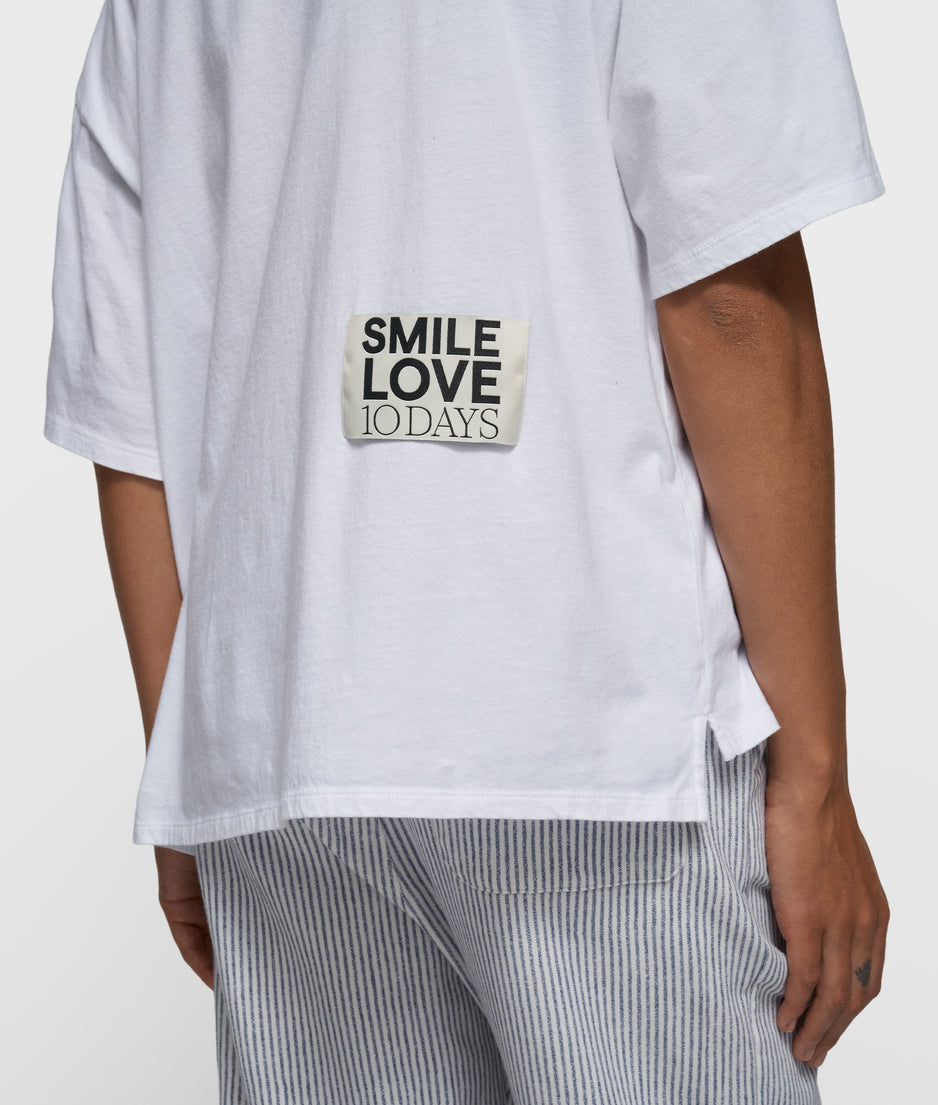 smile love tee | white