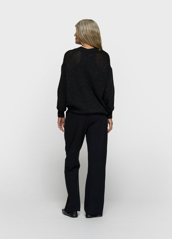 THE V-NECK KNIT SWEATER | black