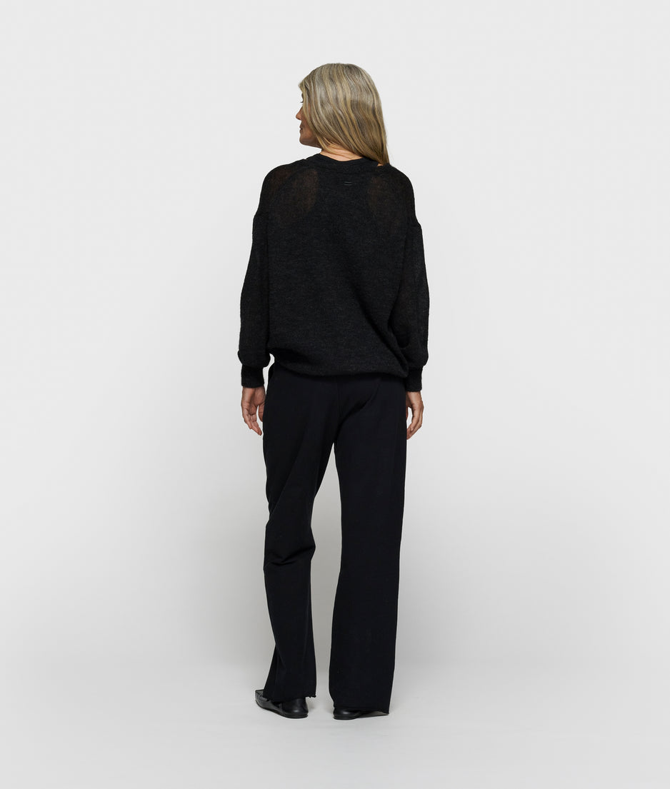 THE V-NECK KNIT SWEATER | black