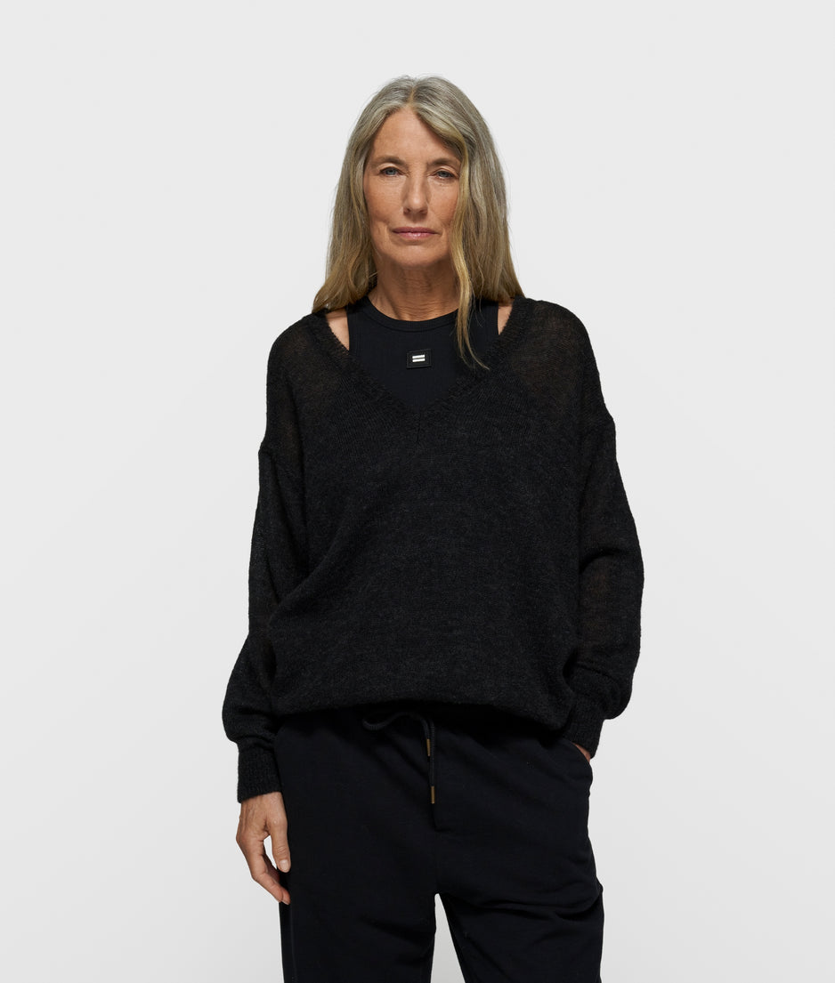 THE V-NECK KNIT SWEATER | black