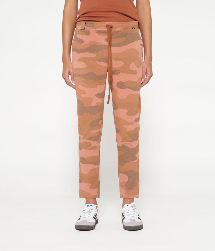 cropped jogger camo | saddle brown