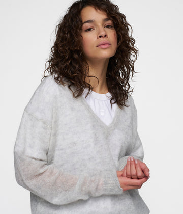 THE V-NECK KNIT SWEATER | light grey melee
