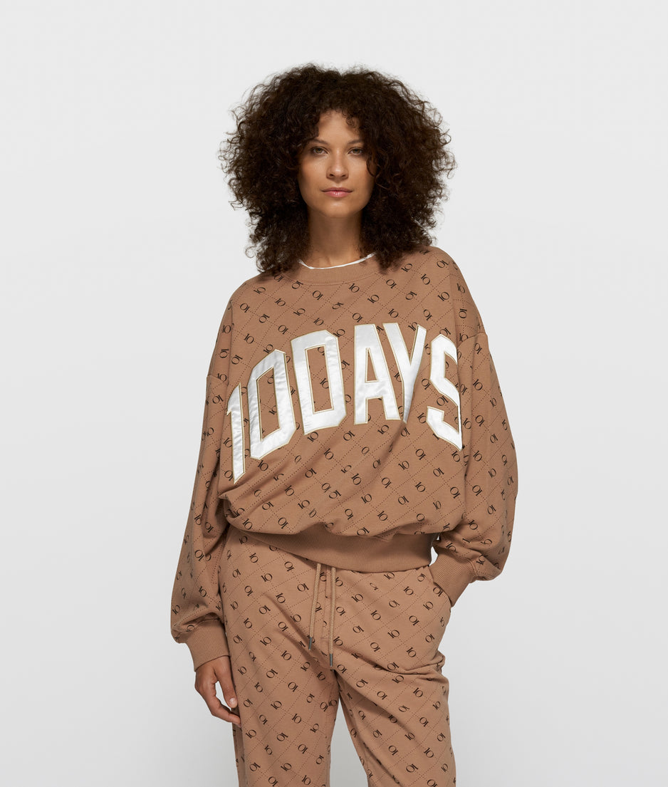 sweater monogram 10DAYS | fudge