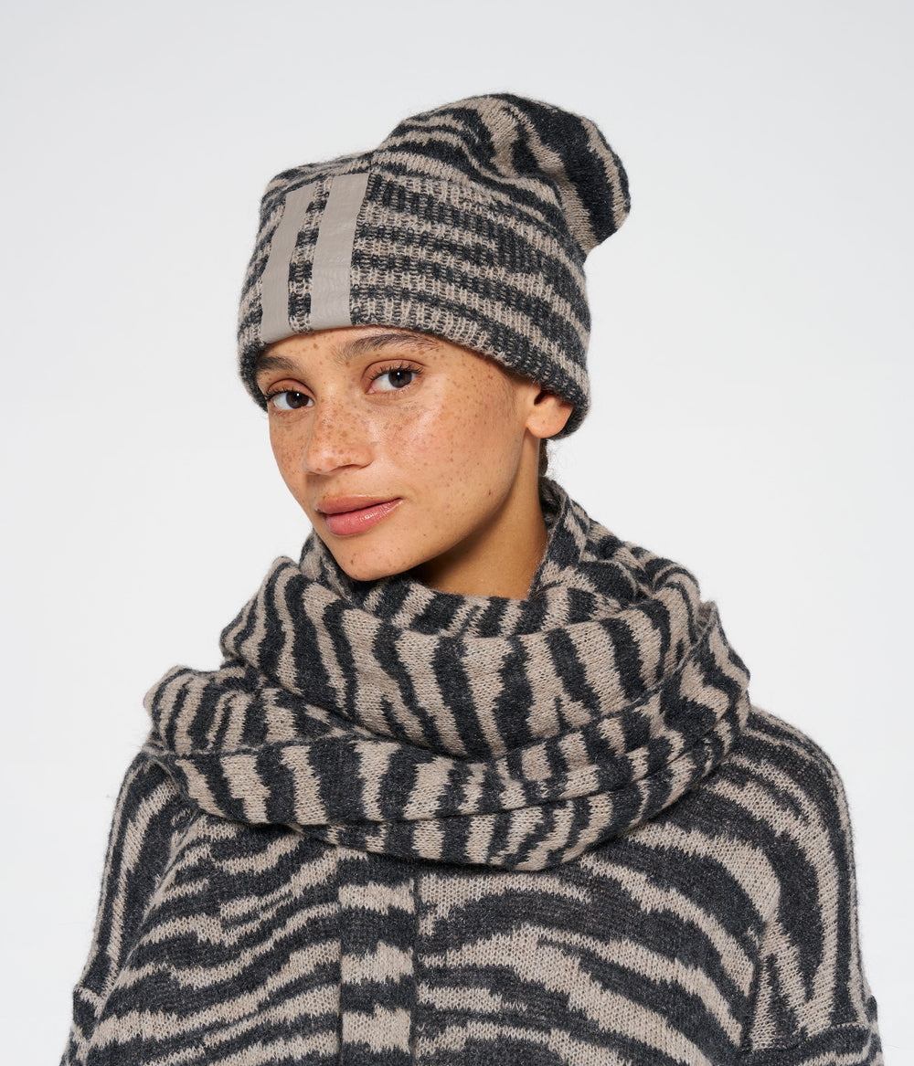 knitted beanie zebra | warm taupe
