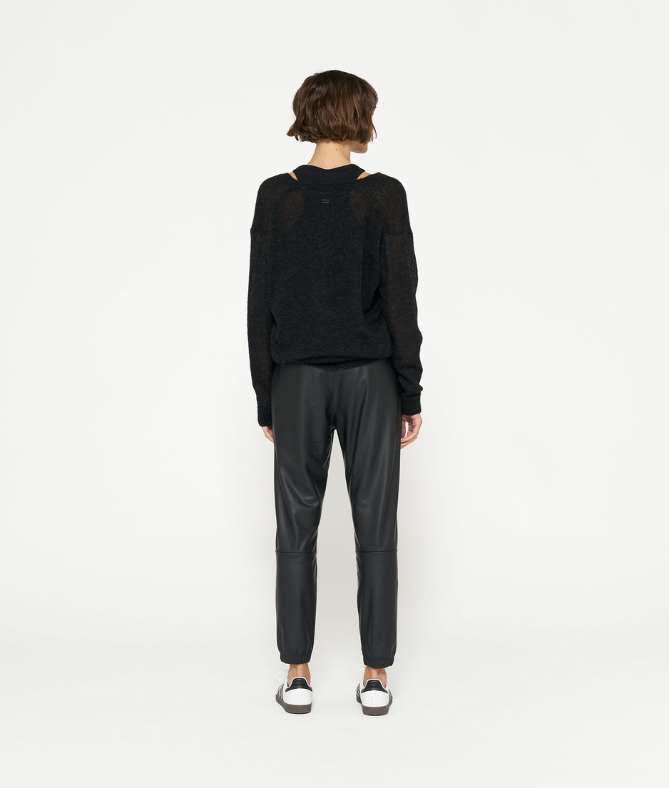 THE V-NECK KNIT SWEATER | black