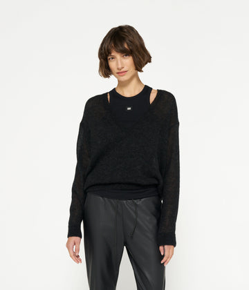 THE V-NECK KNIT SWEATER | black