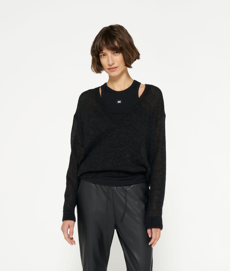 THE V-NECK KNIT SWEATER | black