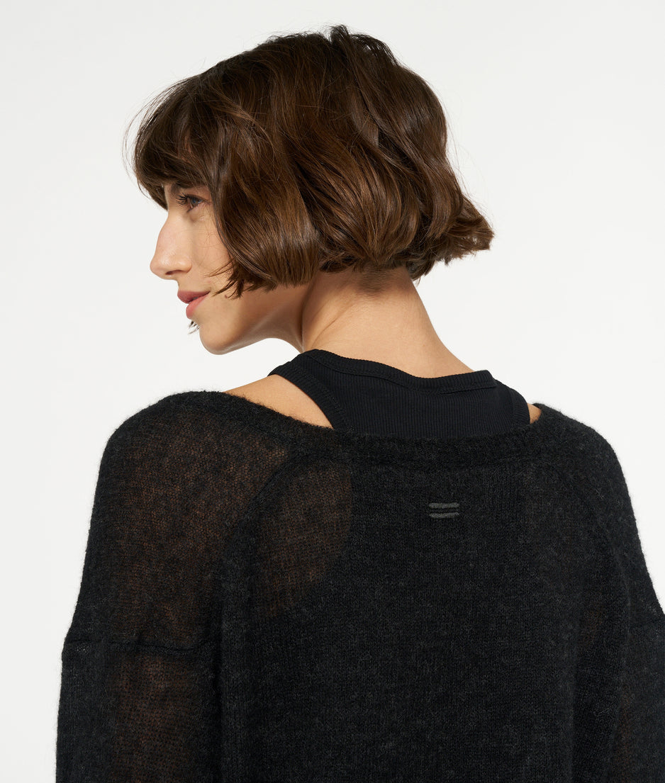 THE V-NECK KNIT SWEATER | black