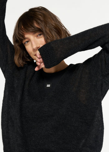 THE V-NECK KNIT SWEATER | black