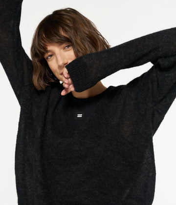 THE V-NECK KNIT SWEATER | black