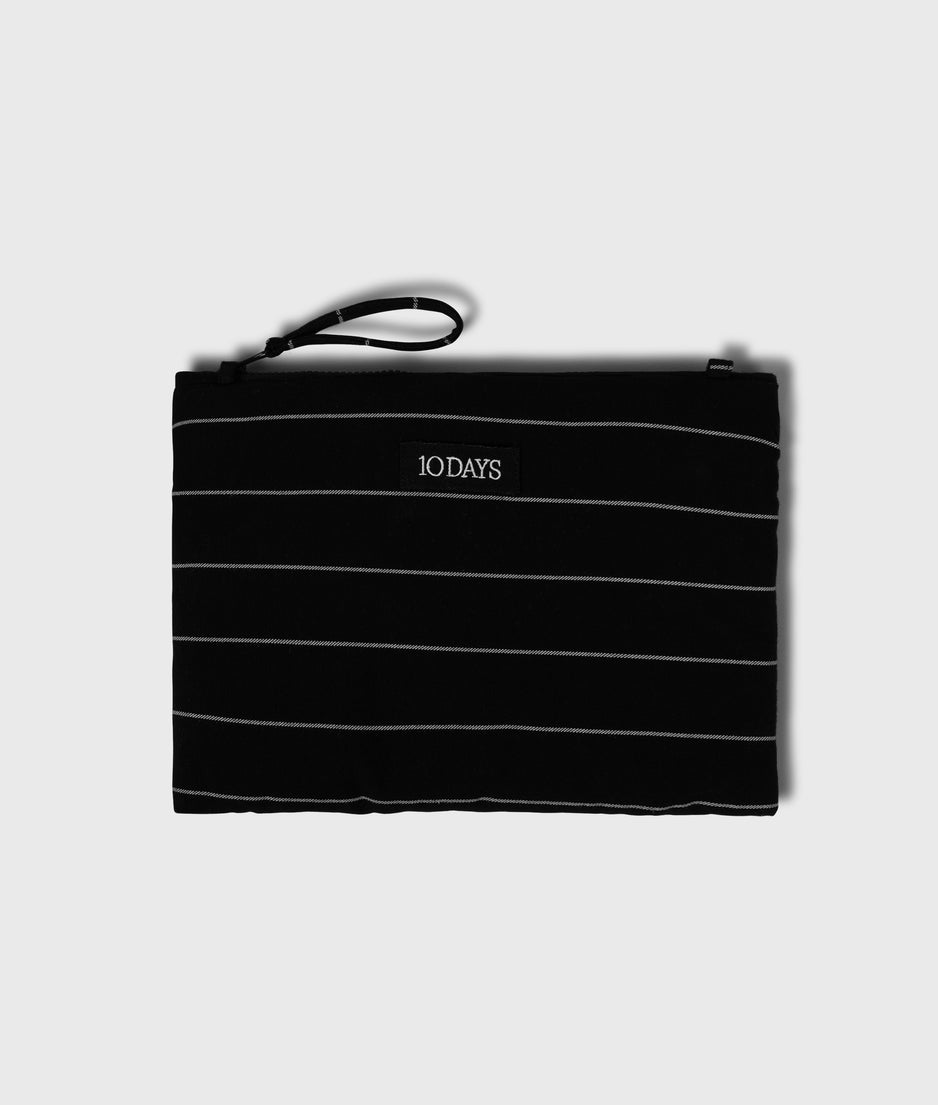 first class clutch medium | black