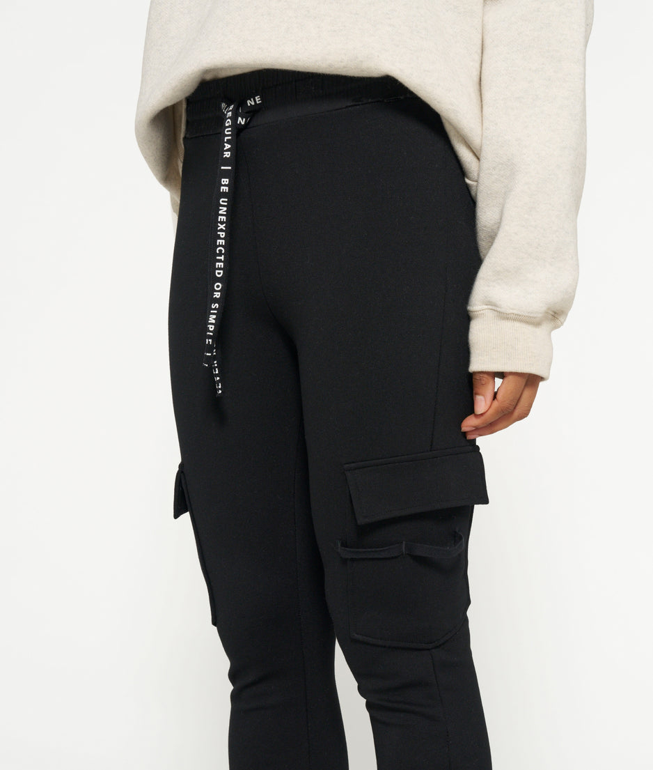 THE CARGO LEGGINGS | black