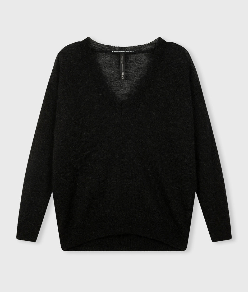 THE V-NECK KNIT SWEATER | black