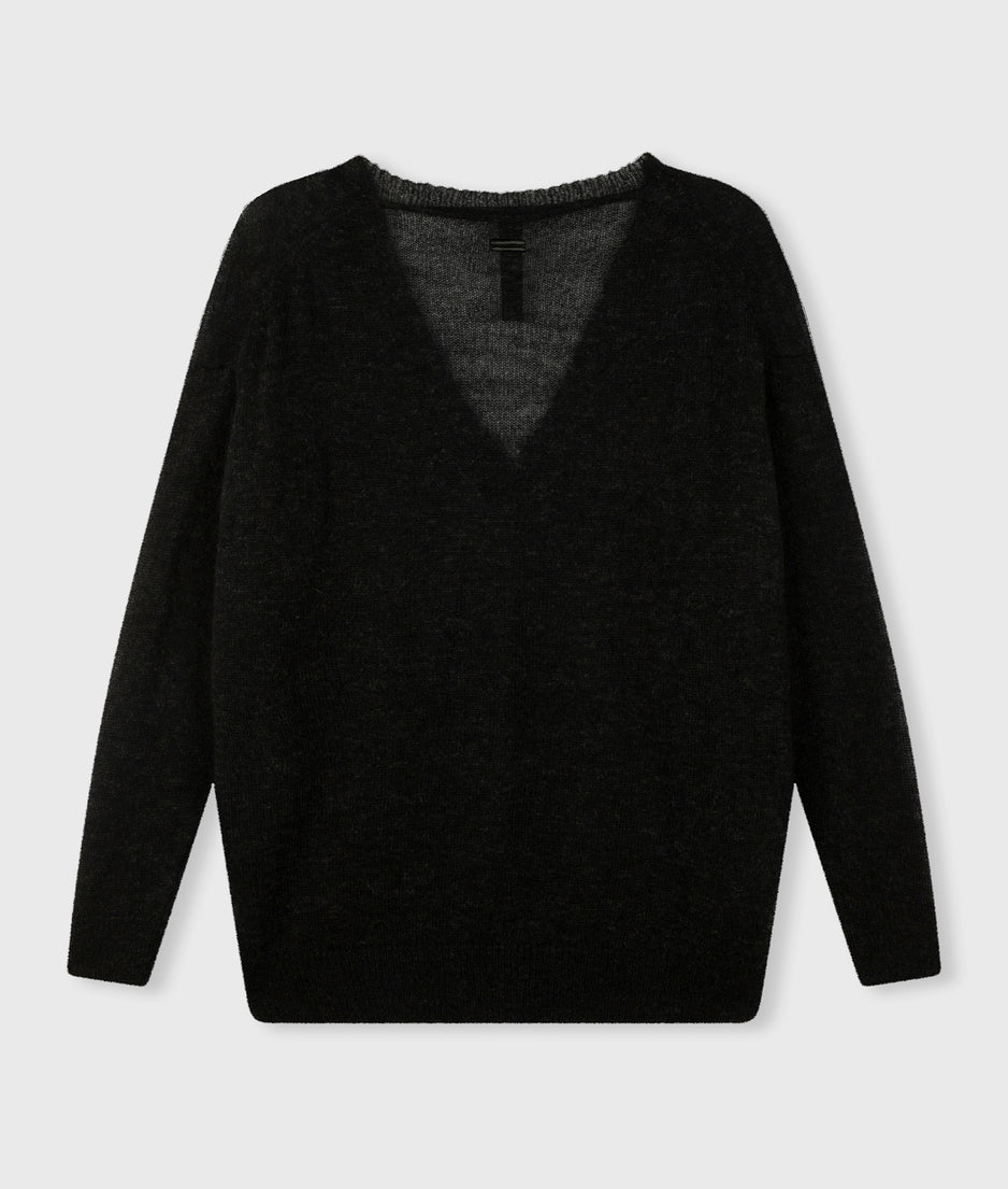 THE V-NECK KNIT SWEATER | black