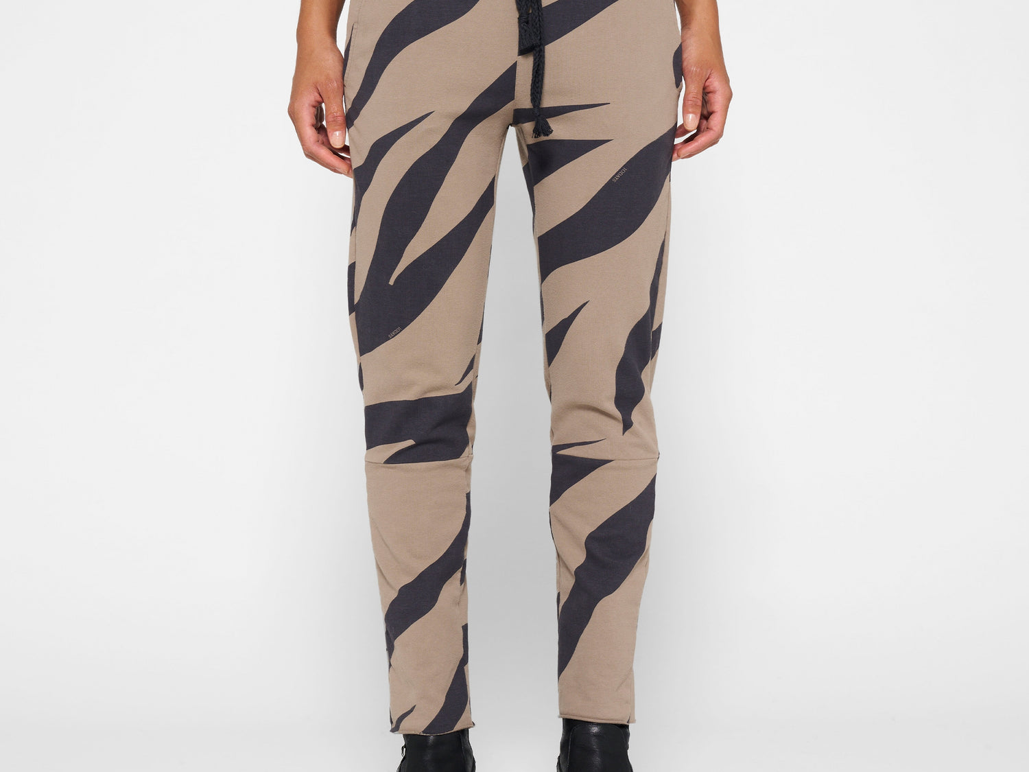 cropped jogger zebra | warm taupe
