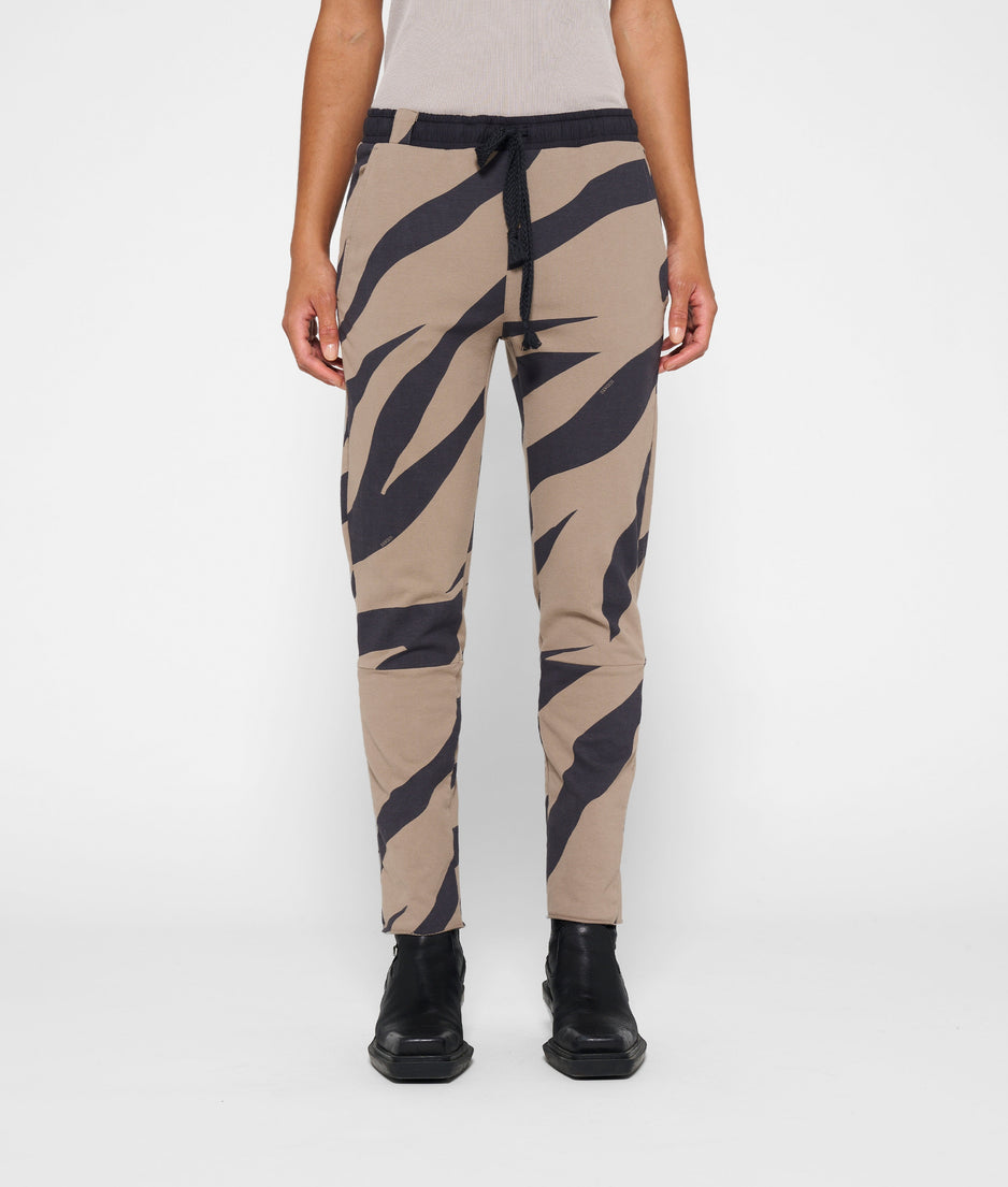 cropped jogger zebra | warm taupe