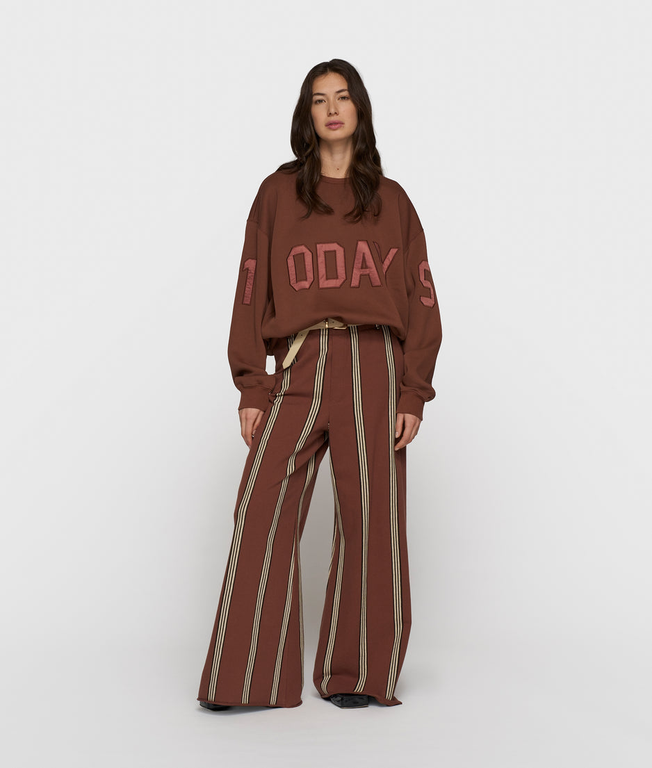 statement sweater logo | deep brown