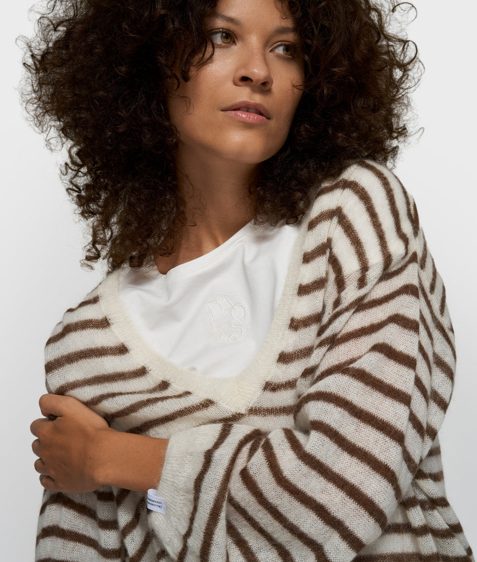 thin v-neck knit sweater | dark truffle/ecru