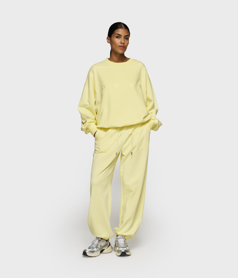 bar jogger logo | pastel yellow