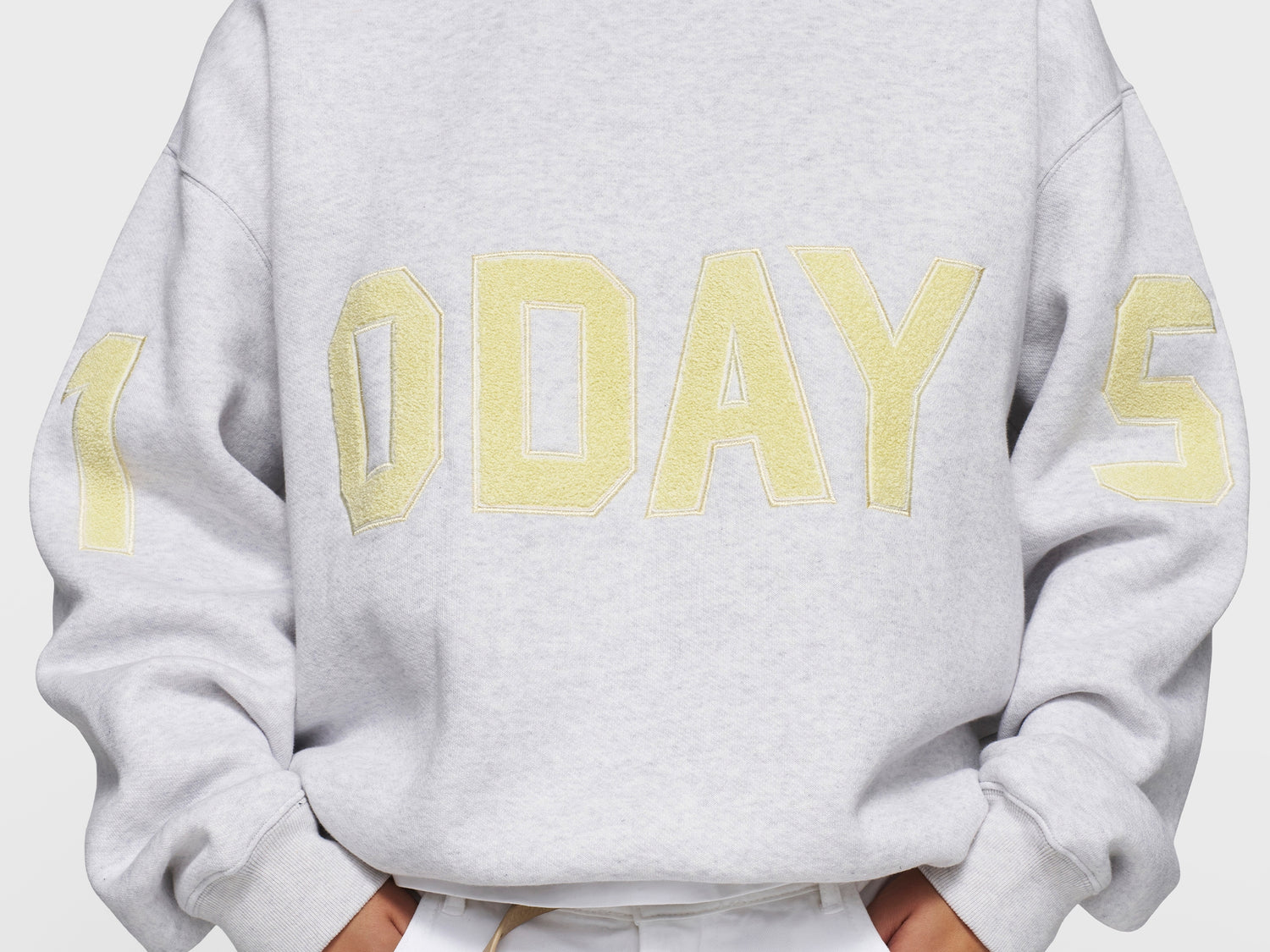 statement sweater logo patch | white grey melee