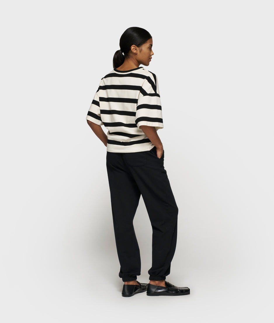 tee gathering stripes | ecru/black